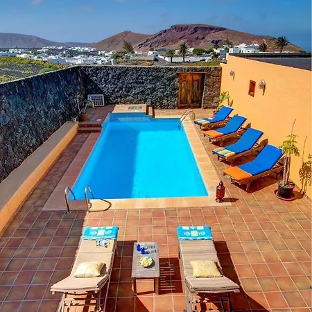Sleeps 6 Pool Wifi * Tinajo