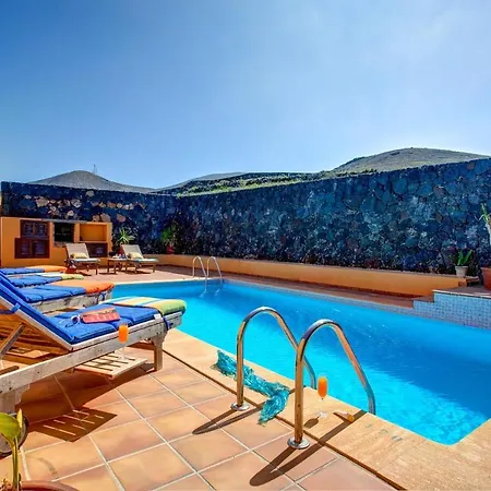 Sleeps 6 Pool Wifi * Tinajo