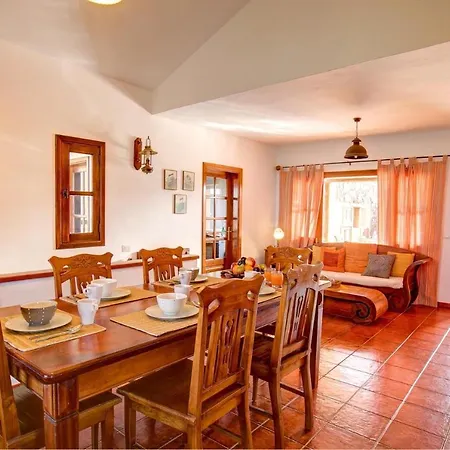 Villa Sleeps 6 Pool Wifi Tinajo