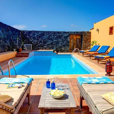 Sleeps 6 Pool Wifi Villa