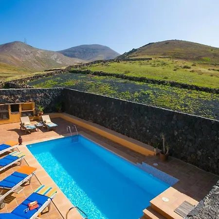 Villa Sleeps 6 Pool Wifi *