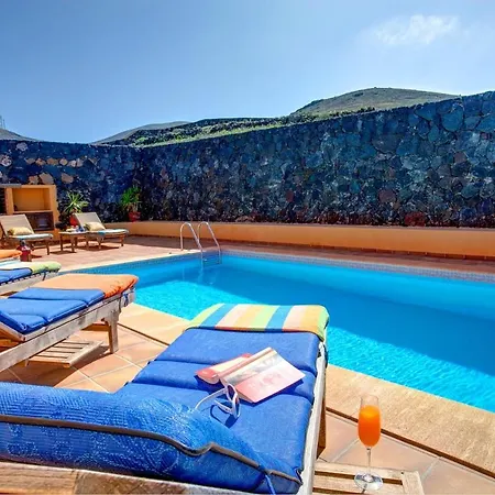 Sleeps 6 Pool Wifi Villa Tinajo