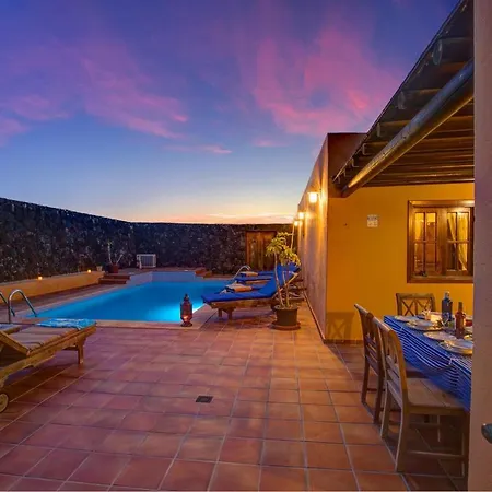 Sleeps 6 Pool Wifi Villa
