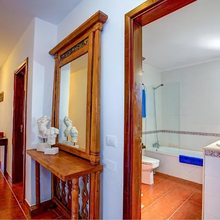 Villa Sleeps 6 Pool Wifi *