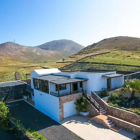 Sleeps 6 Pool Wifi Tinajo