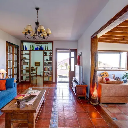 Villa Sleeps 6 Pool Wifi