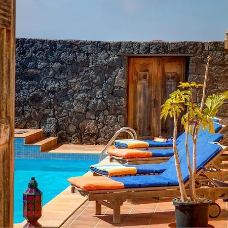 Sleeps 6 Pool Wifi Tinajo