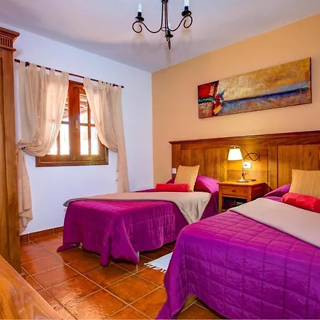 Villa Sleeps 6 Pool Wifi