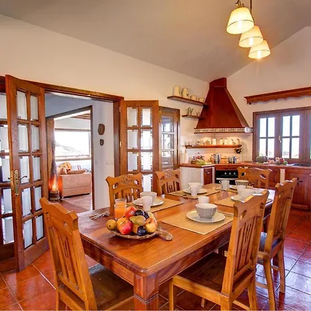 Sleeps 6 Pool Wifi Tinajo