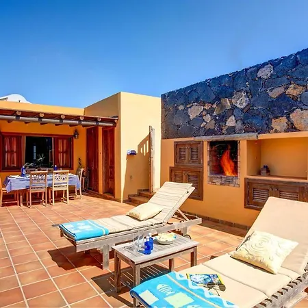 Sleeps 6 Pool Wifi Tinajo