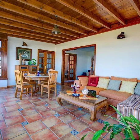 Villa Sleeps 6 Pool Wifi *