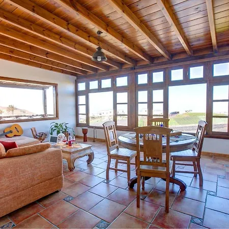 Sleeps 6 Pool Wifi Villa Tinajo