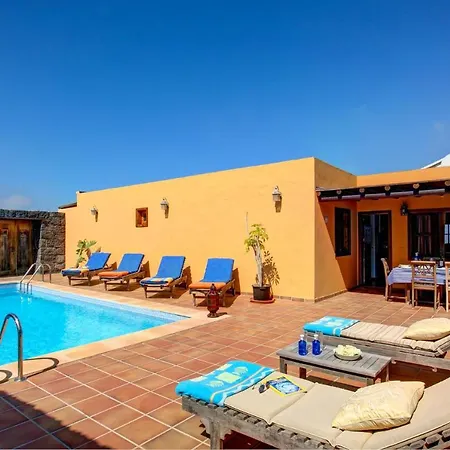 Sleeps 6 Pool Wifi Villa Tinajo